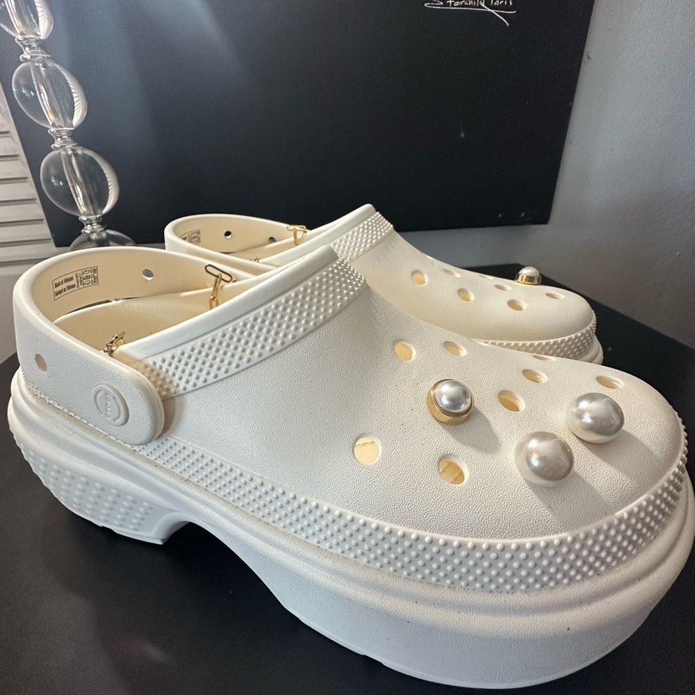 🆕Platform Crocs Stomp Crystal Clogs Pearl Jibbitz & Gold Chain